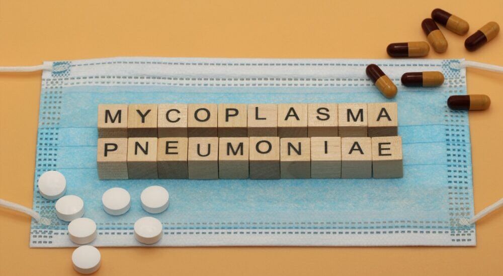 mycoplasma pneumonia escrito sobre una máscara de protección